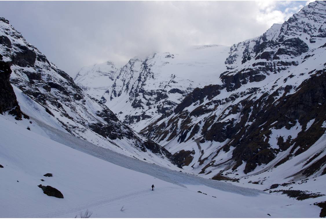 #1 Montée à Bezzi : Longue et toujours surprenante montée au refuge BEZZI. Officiellement la route n Montée à Bezzi : Longue et toujours surprenante montée au refuge BEZZI. Officiellement la route n'est pas ouverte jusqu'à Surier... nous avons donc remonté la route peu après Bonne, en chaussures de ski sur le bitume... merci au CAF de Macon qui nous