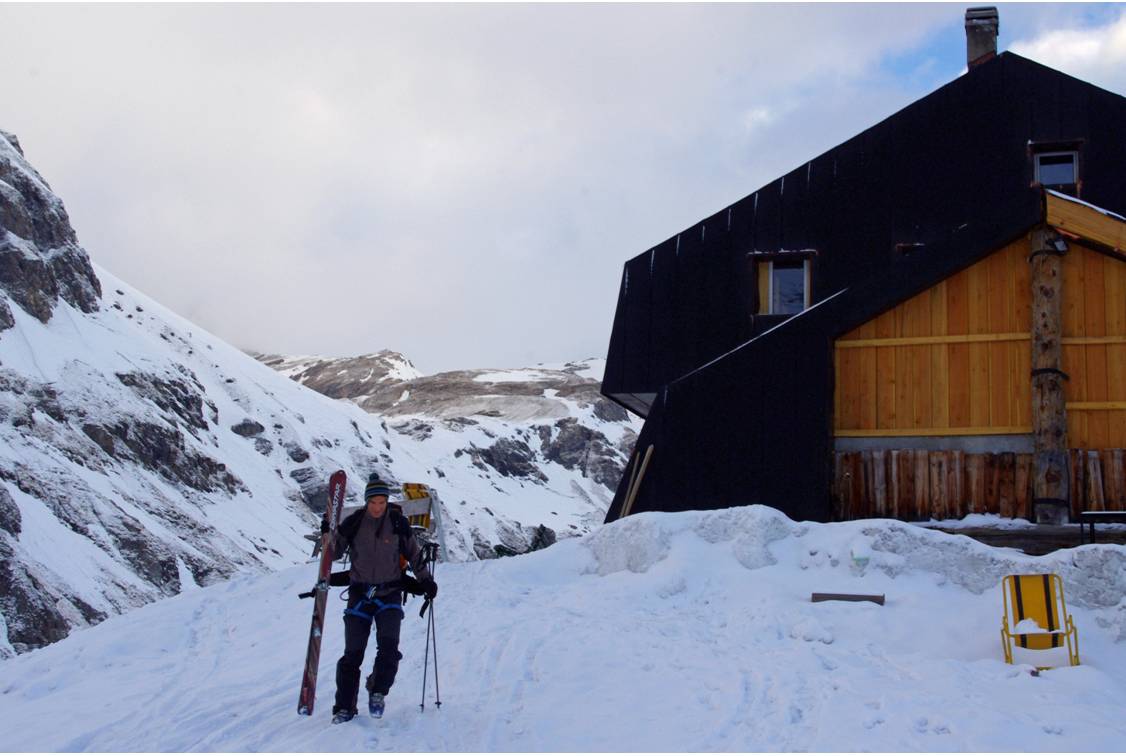 #3 07/04 Bezzi touché : En janvier, une avalanche non répertoriée depuis 80 ans touche Bezzi. La facade a été réparée rapidement. la qualité de l 07/04 Bezzi touché : En janvier, une avalanche non répertoriée depuis 80 ans touche Bezzi. La facade a été réparée rapidement. la qualité de l'accueil n'est elle pas du tout endommagée.