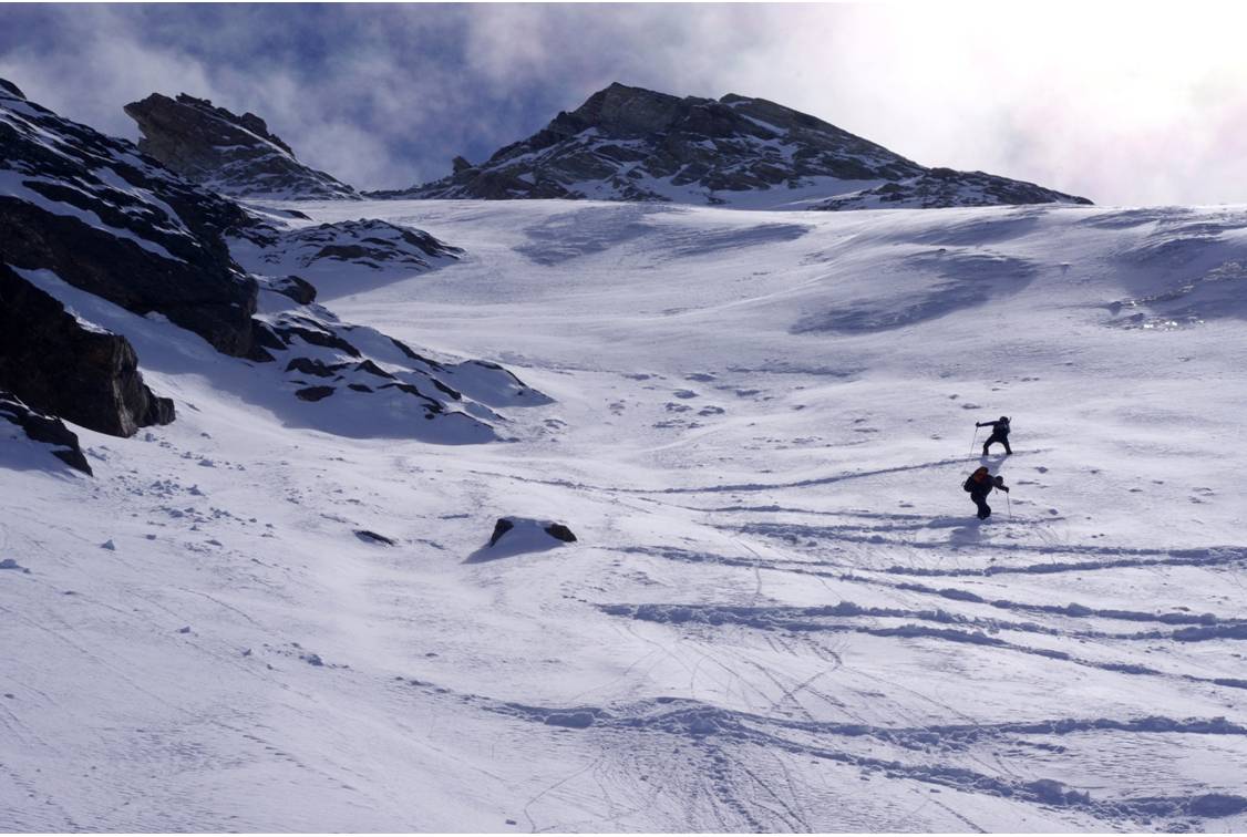 #22 Progression contre les rochers : Point faible de franchissement du bombement central, l Progression contre les rochers : Point faible de franchissement du bombement central, l'appui sur les gradins rocheux. Mon sac de raid est finalement un peu lourd... je ne prendrai pas le relais.