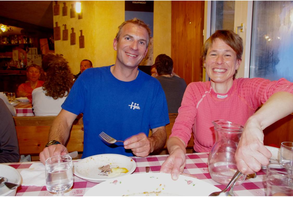 #7 Tablée à Bezzi : Belle tablée à Bezzi en soirée: Céline et Gilles de Colmar, Alexandre guide écossais à Cham... et également: minestrone, pasta, escalope pannée et haricots, fontine, creme chocolat...!!! Tablée à Bezzi : Belle tablée à Bezzi en soirée: Céline et Gilles de Colmar, Alexandre guide écossais à Cham... et également: minestrone, pasta, escalope pannée et haricots, fontine, creme chocolat...!!!