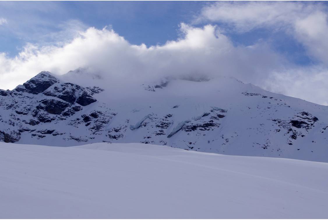 #4 Bonnet à la Grande Traversière : Arrivée rapide des nuages en matinée du 07/04... nous changeons d Bonnet à la Grande Traversière : Arrivée rapide des nuages en matinée du 07/04... nous changeons d'objectif pour un repli sur un itinéraire moins expo: le Truc Blanc.