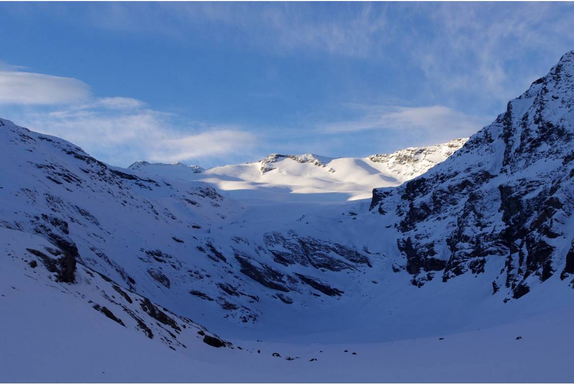#2 07/04 au matin optimiste : Au départ de Bezzi, petit matin lumineux sur le cirque du glacier de la Gliaretta... mais qui va évoluer rapidement 07/04 au matin optimiste : Au départ de Bezzi, petit matin lumineux sur le cirque du glacier de la Gliaretta... mais qui va évoluer rapidement