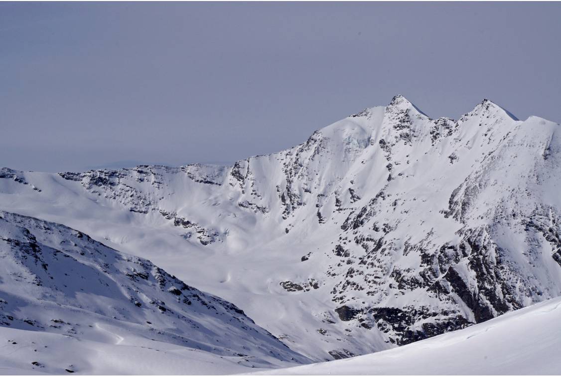 #17 Grande Sassière EST : Un clin d Grande Sassière EST : Un clin d'oeil à Clément et Pédro... la face est telle que nous ne la vimes jamais en 2011... lors de notre escalade et descente!