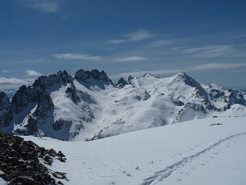 #13 cime du Sambuis : De loin ... Belledonne est quand même fréquentée cime du Sambuis : De loin ... Belledonne est quand même fréquentée