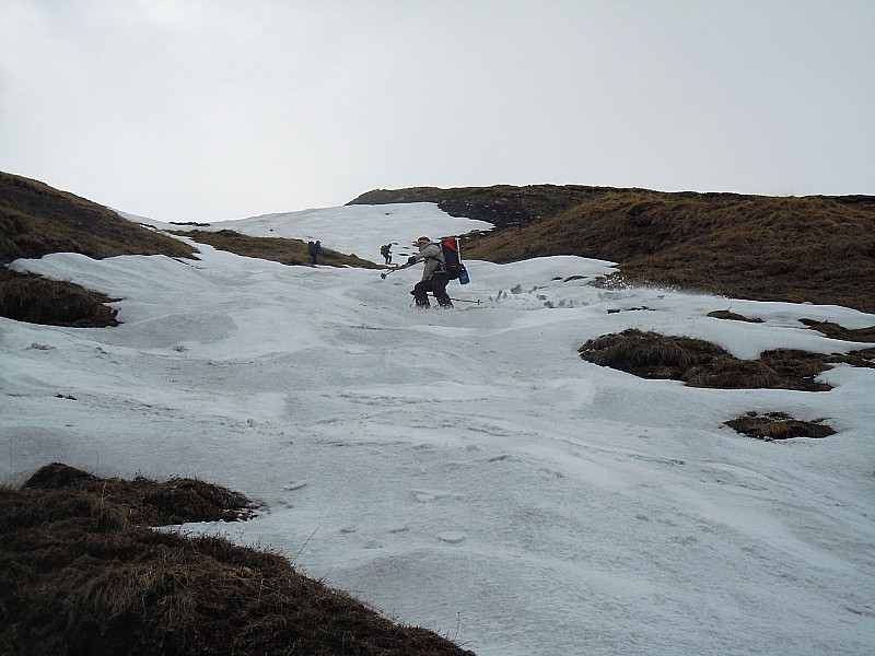 descente sur le Chazelet : Dur,dur de trouver de la neige de ce côté-ci. Cette dernière écharpe de neige nous dépose à 2200m. Après, c'est à pied... ou presque.