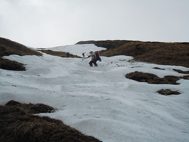 #5 descente sur le Chazelet : Dur,dur de trouver de la neige de ce côté-ci. Cette dernière écharpe de neige nous dépose à 2200m. Après, c descente sur le Chazelet : Dur,dur de trouver de la neige de ce côté-ci. Cette dernière écharpe de neige nous dépose à 2200m. Après, c'est à pied... ou presque.