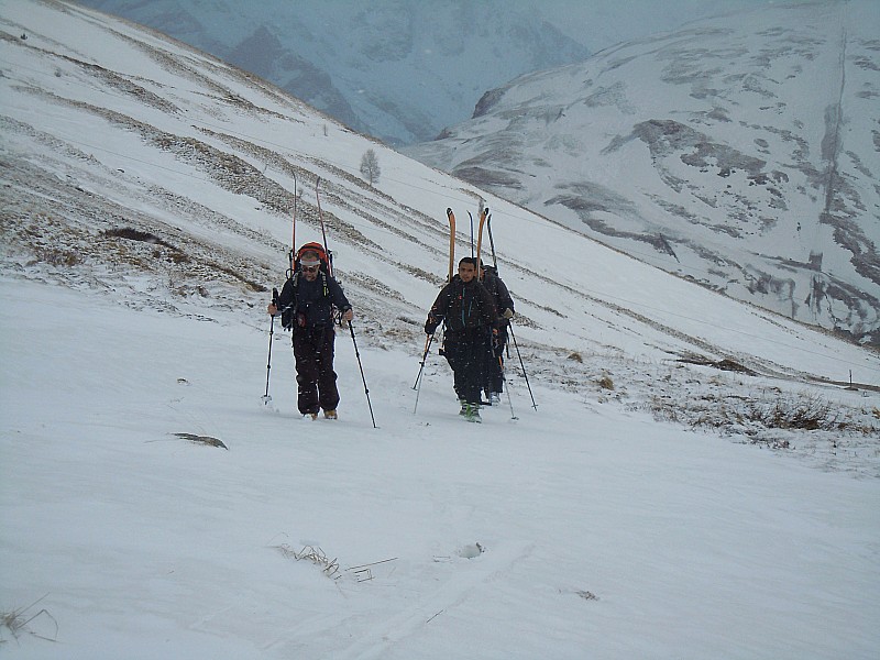 Montée au Signal de la Grave : 2ème jour: démarrage à pied sous la neige. C'est moins pire que ce qu'on craignait. Au bout de 30 mn seulement, on chausse les skis.