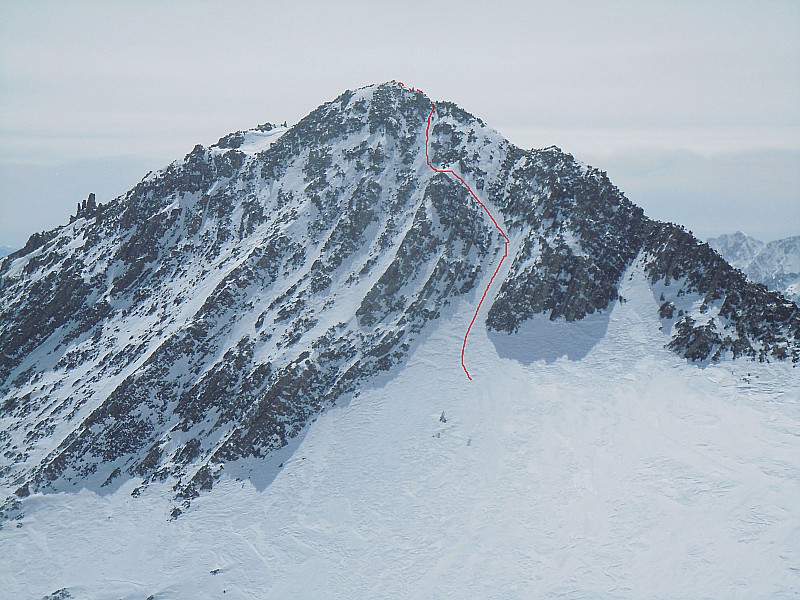 #14 Le Goléon 3427 m : Pendant qu Le Goléon 3427 m : Pendant qu'on remontait l'arête, Pierre a fait la directissime en aller-retour. Départ à skis 15 m sous le sommet - passage à 50°