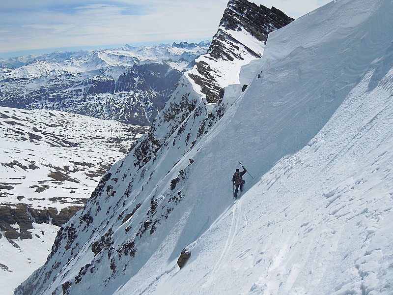 #18 Col des 3 Pointes 3043 m : Sous la corniche sommitale. Excellente poudreuse pour les 600 m de pente qui suivent. Col des 3 Pointes 3043 m : Sous la corniche sommitale. Excellente poudreuse pour les 600 m de pente qui suivent.