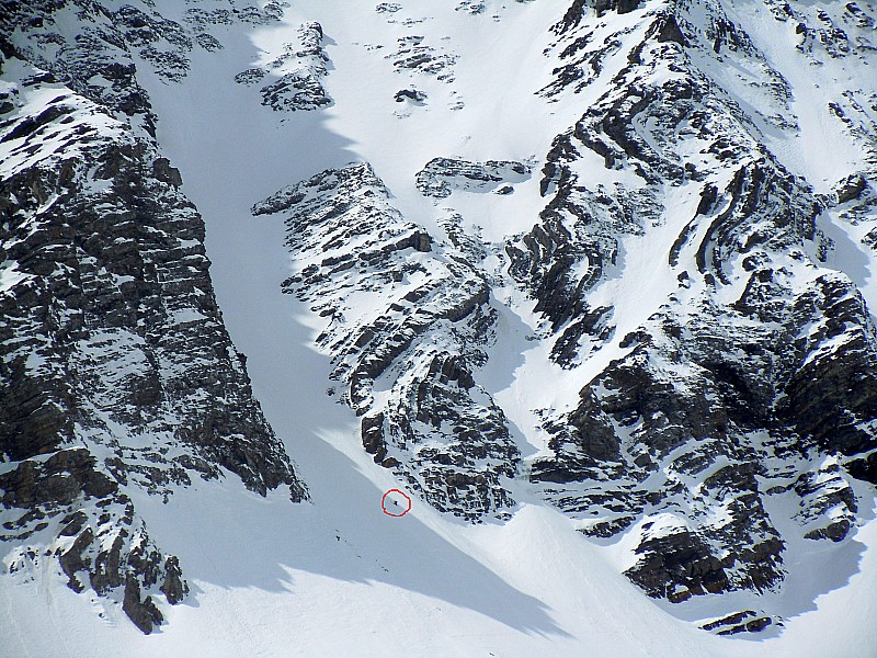 #19 Couloir NW de l Couloir NW de l'Aiguille d'Arg : Après la Pte Salvador, Pierre enchaîne l'Aiguille d'Argentière par le couloir NW. On suit son ascension de la terrasse du refuge des Aiguilles d'Arves.