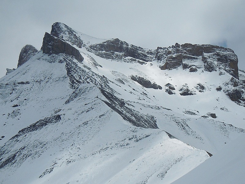Col de Martignare 2763 m : La ligne de crête se poursuit jusqu'à l'Aiguille occidentale de la Saussaz. On y posera nos spatules dans 48h00.