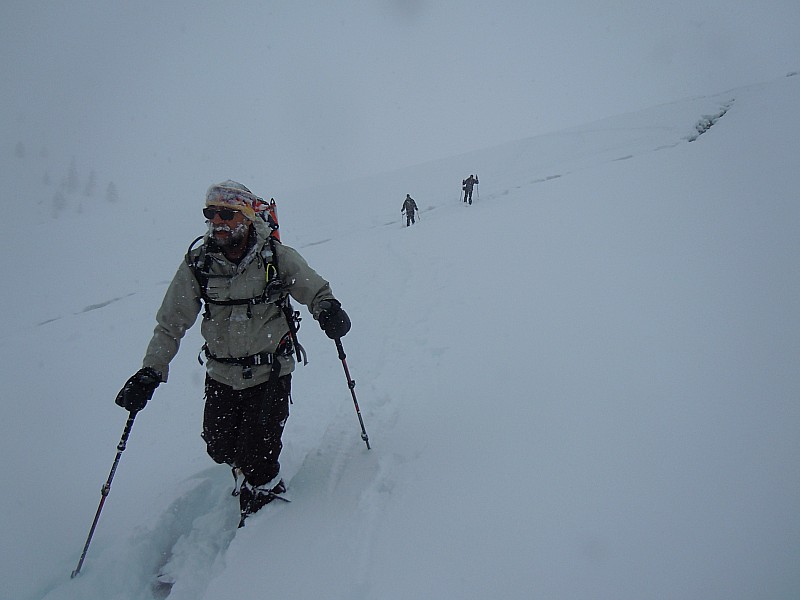#22 Le repli : 5ème jour: 40cm de neige sont tombés dans la nuit. C Le repli : 5ème jour: 40cm de neige sont tombés dans la nuit. C'est cuit pour le retour par le Col de l'Epaisseur. Nous descendons sur Bonnenuit.
Aucune sous couche: les skis " mangent bon".