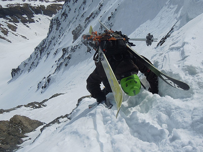 #17 Col des 3 Pointes : Le franchissement de la corniche sommitale pose problème. On travaille d Col des 3 Pointes : Le franchissement de la corniche sommitale pose problème. On travaille d'abord à la pelle à neige puis c'est crampons/piolet obligatoires sur quelques mètres.
Pierre, lui, est parti directement du sommet de la Pte salvador, dan
