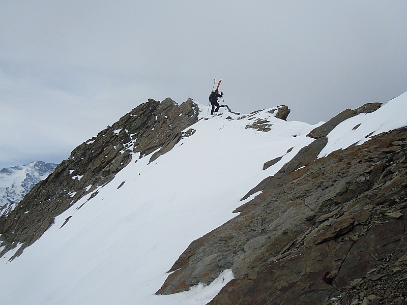 #16 Pointe Salvador 3202 m : 4ème jour - Sur l Pointe Salvador 3202 m : 4ème jour - Sur l'arête sommitale de la pte Salvador. Le vent souffle avec force.