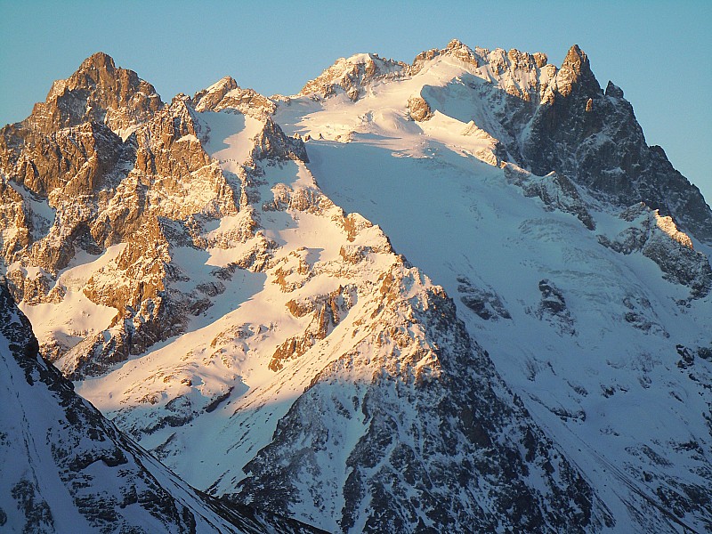 #15 La Meije : 4ème jour: la Meije vue du refuge du Goléon au petit matin. La Meije : 4ème jour: la Meije vue du refuge du Goléon au petit matin.