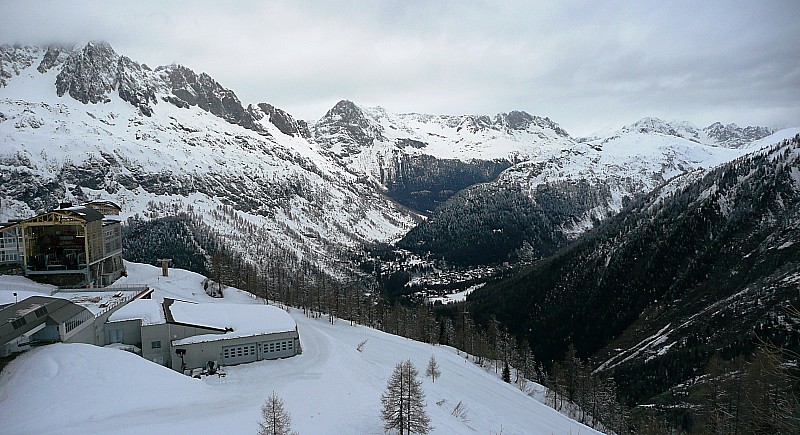 #1 1° pause à Lognan : Bonne neige mais plafond déjà bien bas !! Les sommets des Aiguilles Rouges en face sont dans les nuages 1° pause à Lognan : Bonne neige mais plafond déjà bien bas !! Les sommets des Aiguilles Rouges en face sont dans les nuages