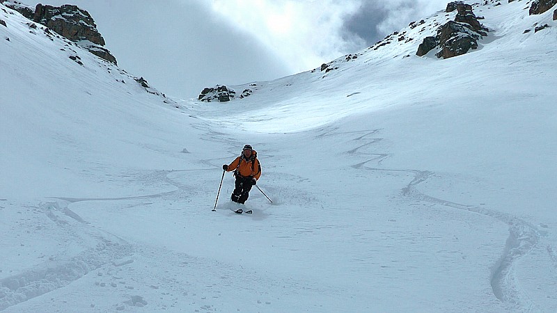 #17 2600m : Poudre un peu lourde mais bonne à skier sous le col 2600m : Poudre un peu lourde mais bonne à skier sous le col