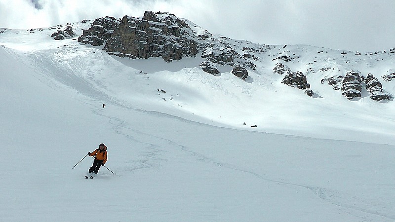#19 2400m : vallon de Braissa et Sanguinière, le couloir N direct bien blanc mais attention aux plaques 2400m : vallon de Braissa et Sanguinière, le couloir N direct bien blanc mais attention aux plaques