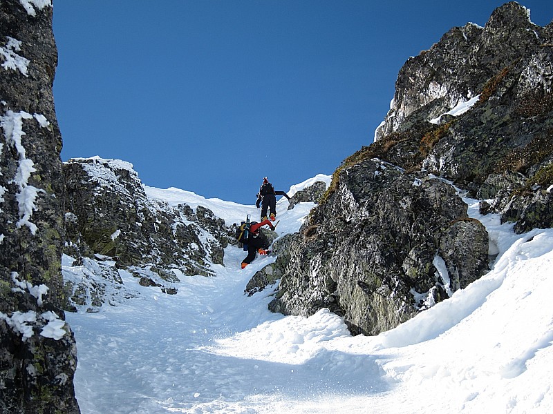 #10 Crête de Fontargenta : court couloir raide permettant de rejoindre la crête sommitale après le contournement du ressaut rocheux. Crête de Fontargenta : court couloir raide permettant de rejoindre la crête sommitale après le contournement du ressaut rocheux.
