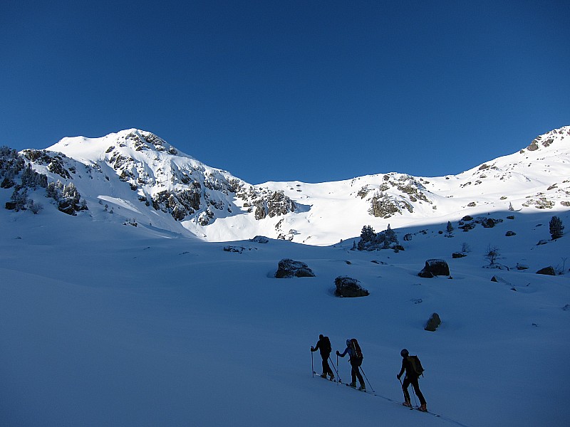 #2 Coume du Riutort : sur la gauche on devine la pente NW que nous prendrons pour rejoindre le col de Belh. Coume du Riutort : sur la gauche on devine la pente NW que nous prendrons pour rejoindre le col de Belh.