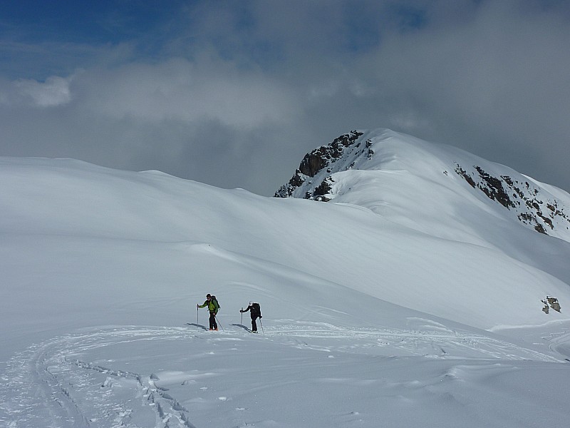 #8 col de la Forclaz : ça monte... Beau travail de traçage de ceux de devant! col de la Forclaz : ça monte... Beau travail de traçage de ceux de devant!