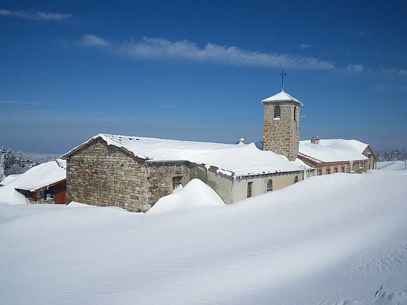 un peu de neige bis : La Jasserie 1350 m, à tester la tarte aux myrtilles et le dortoir avec les "cercueils". Mais il faudra attendre un peu pour qu'ils dégagent la porte