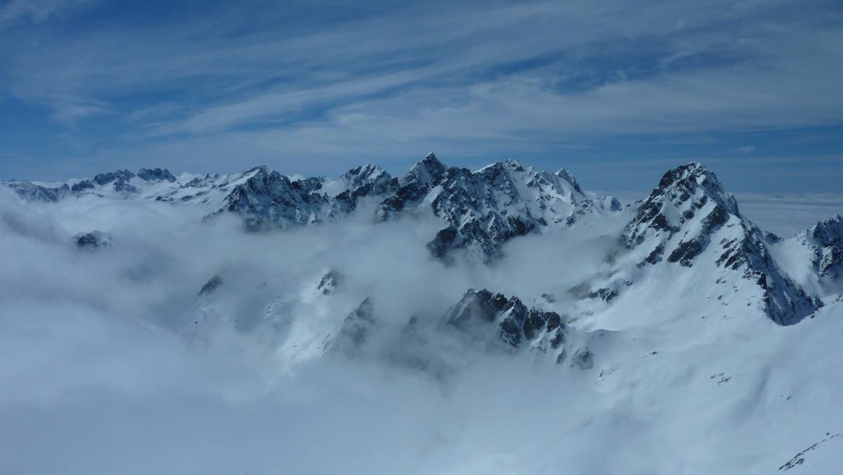 #24 Belledonne : Puy Gris, Charmet de l Belledonne : Puy Gris, Charmet de l'Aiguille et Grand Moretan au dessus de la nebia