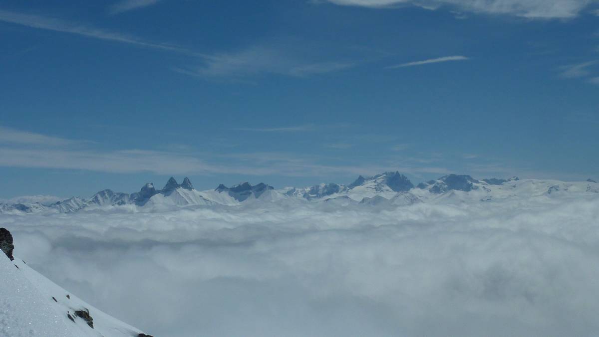 #23 Vue vers le sud : Ecrins et Aiguilles d Vue vers le sud : Ecrins et Aiguilles d'Arves sortent des nuages, magique...