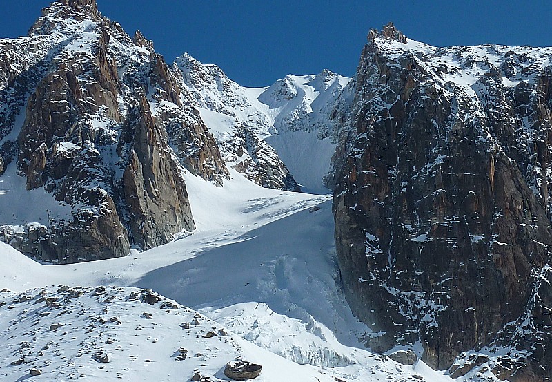 #5 Glacier du Milieu : Le haut semble un peu goulotté. Glacier du Milieu : Le haut semble un peu goulotté.