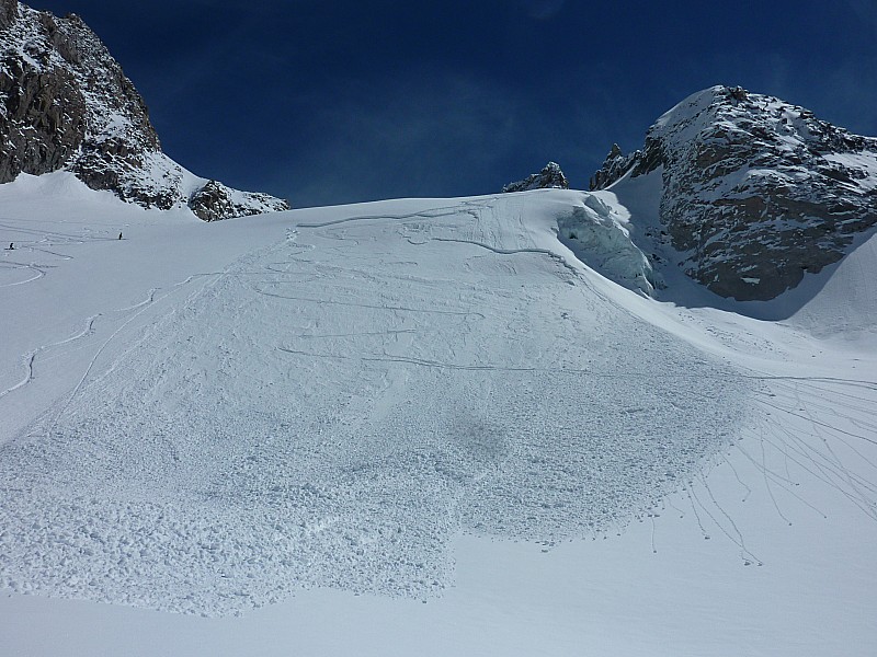 #7 Col d Col d'Argentière face W : La plaque déclenchée dans le petit raidillon vers 3200m.