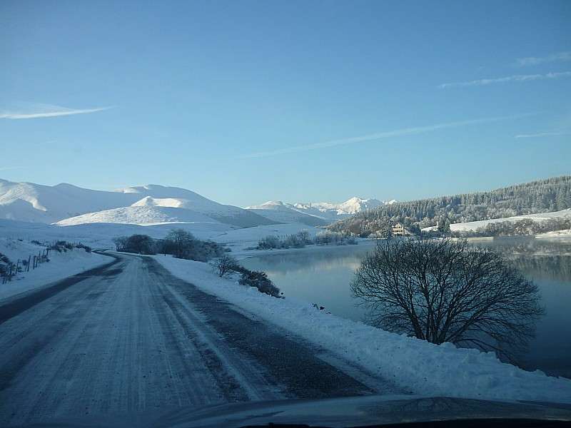 #1 Route d Route d'Auvergne mi avril! : Au fond le Sancy.... ambiance blanche! L'euphorie commence à monter!
