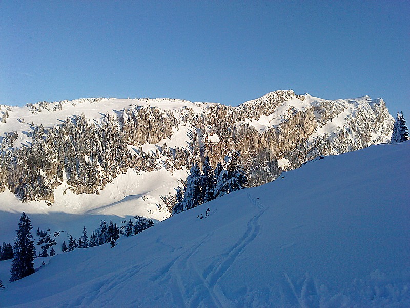 #2 Petit Som et col de Montvernay : le Grand Som depuis la Rousse Petit Som et col de Montvernay : le Grand Som depuis la Rousse