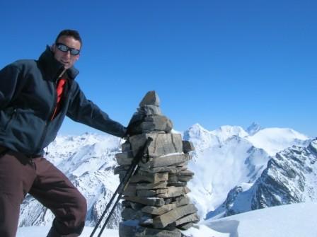 #3 Ubaye : Christophe au sommet de la Pointe Basse de Mary devant sa majesté le Viso et la Tête de Malacoste (initialement au programme du raid) Ubaye : Christophe au sommet de la Pointe Basse de Mary devant sa majesté le Viso et la Tête de Malacoste (initialement au programme du raid)