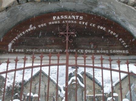 #8 Ubaye : Entrée du cimetière du Fouillouse...à méditer :) Ubaye : Entrée du cimetière du Fouillouse...à méditer :)