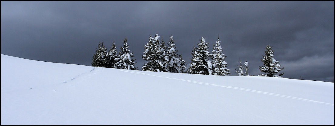#3 sombre et blanc : soleil sur nous, nuages pas loin sombre et blanc : soleil sur nous, nuages pas loin