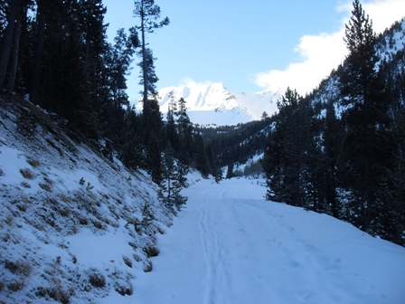 #1 La route est encore bien enneigée à partir du Bletonnet (1835m). La route est encore bien enneigée à partir du Bletonnet (1835m).