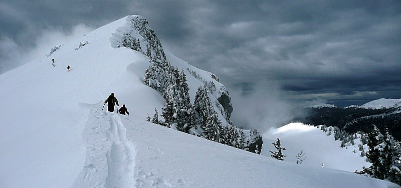 #3 Sur la crête bien enneigée : Le col de Mauvernay est au soleil, on ira ensuite ! Sur la crête bien enneigée : Le col de Mauvernay est au soleil, on ira ensuite !