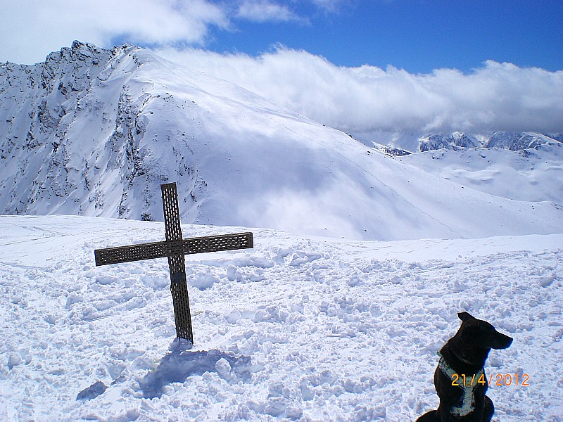 #15 Terre Noire : La croix devant la cime de Clausis, un groupe d Terre Noire : La croix devant la cime de Clausis, un groupe d'italiens vient de descendre vers le NW (Thuras)