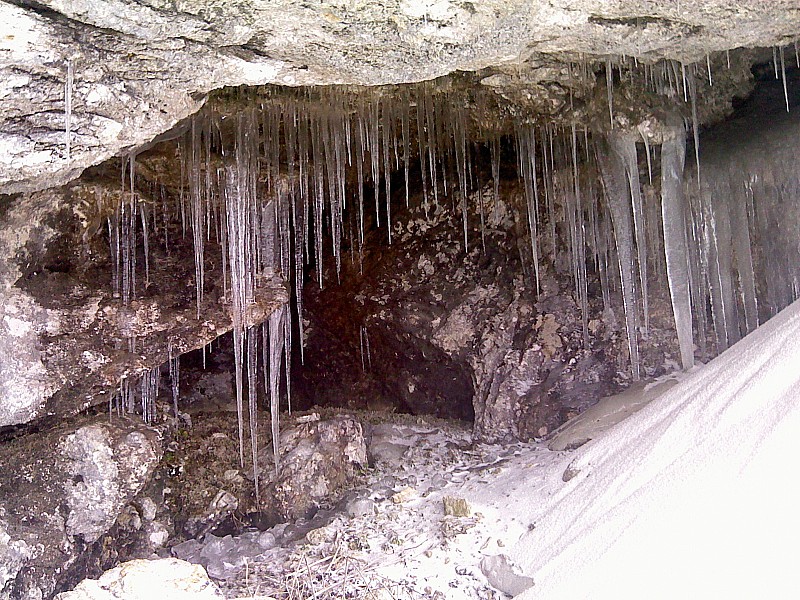 #6 La grotte bien défendue : Paysage d La grotte bien défendue : Paysage d'avril ?