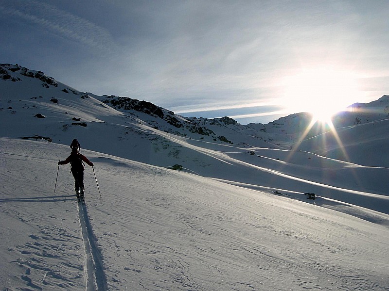 #6 montée dans le vallon du Lau : le soleil émerge du côté des Muandes montée dans le vallon du Lau : le soleil émerge du côté des Muandes
