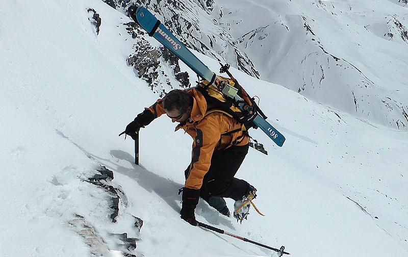#8 2600m : vu les plaques dans le couloir du Pas, on décide de monter dans les rochers en crampons 2600m : vu les plaques dans le couloir du Pas, on décide de monter dans les rochers en crampons