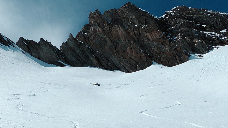 #21 2700m : belle courbes en poudre en cours de transfo sous les barres Est de l 2700m : belle courbes en poudre en cours de transfo sous les barres Est de l'Enchastraye