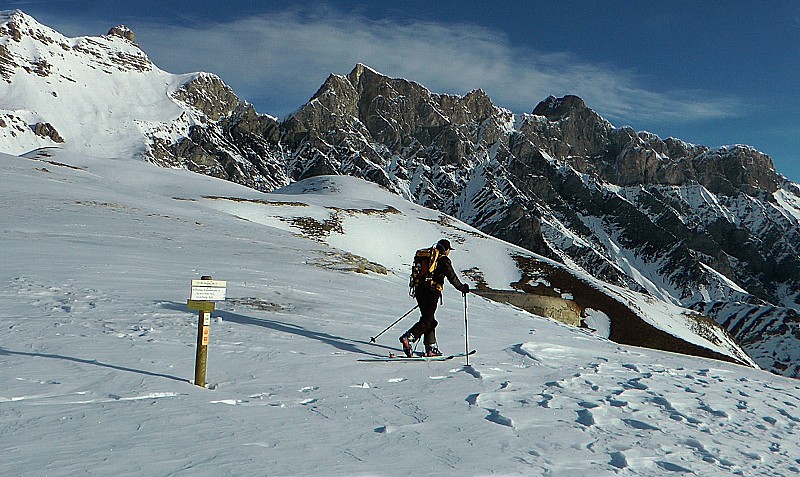 2261m : Col des Fourches, on repère le meilleur itinéraire