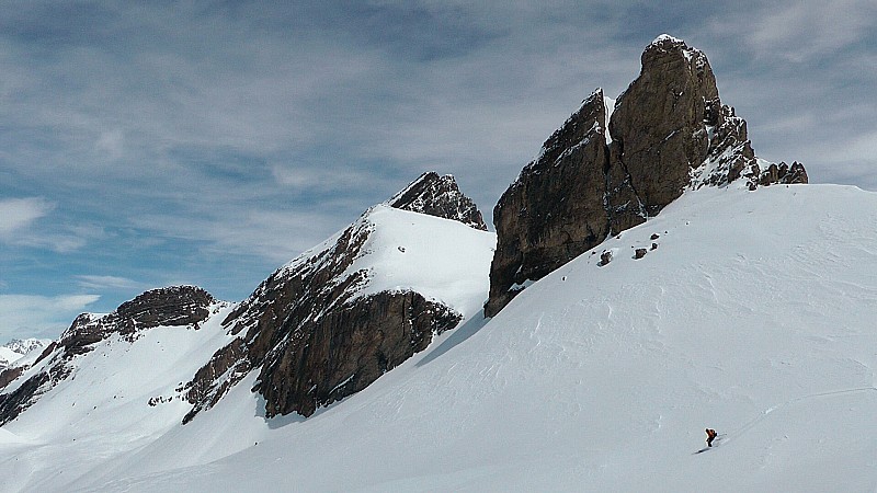 #10 2650m : Début de la descente dans le haut vallon du Lauzanier, bonne poudre et cadre majestueux 2650m : Début de la descente dans le haut vallon du Lauzanier, bonne poudre et cadre majestueux