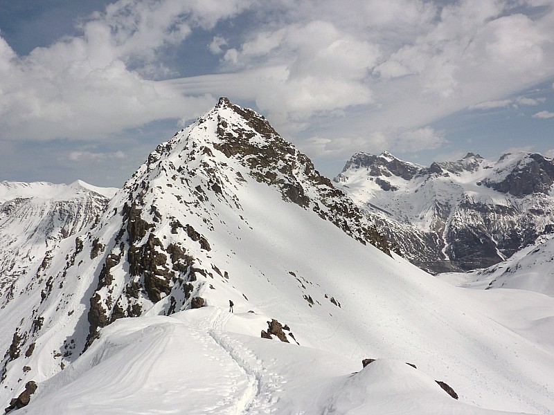 #6 l l'itinéraire est assez clair : la Pyramide de Laurichard vue de la bosse au dessus du col.