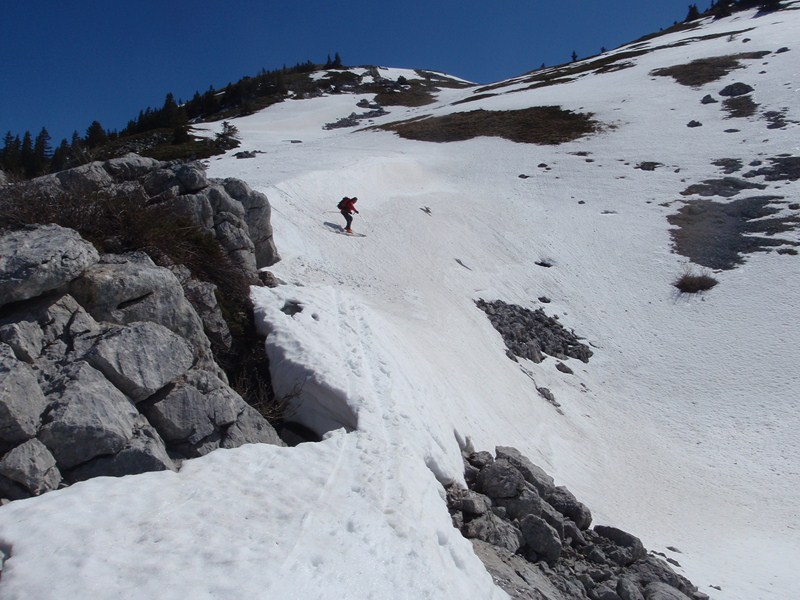#5 descente dans la combe : et oui , il y a encore ( un peu ) de neige ! descente dans la combe : et oui , il y a encore ( un peu ) de neige !