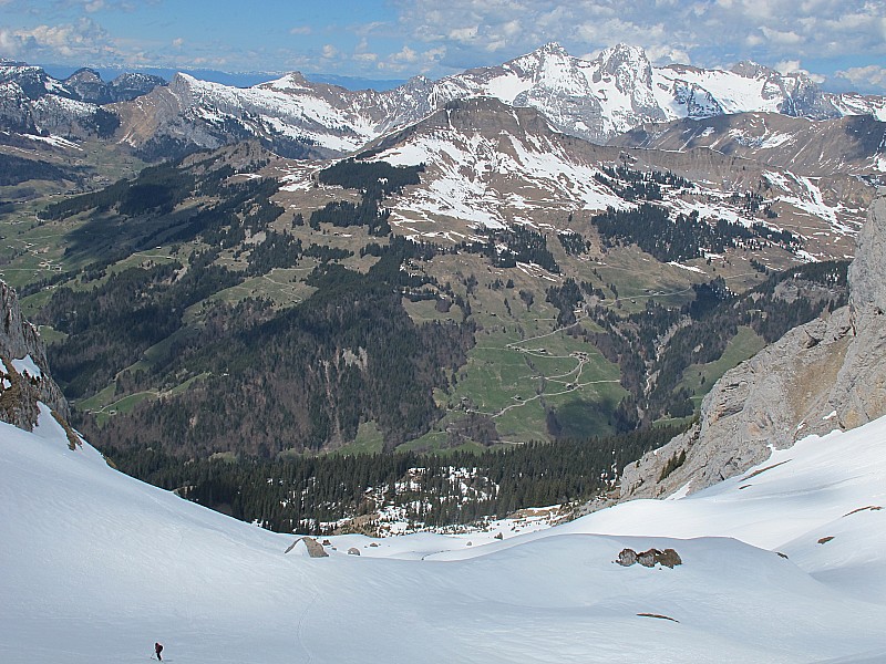 #4 Descente : Ski agréable dans le vallon, avec vue sur les chalets et les prés verts de l Descente : Ski agréable dans le vallon, avec vue sur les chalets et les prés verts de l'adret !