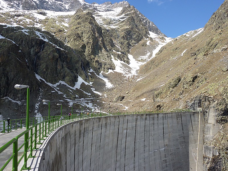 #28 La montée à venir : Depuis le barrage de Chiotas, la montée en caillasse du Col des Chiapous La montée à venir : Depuis le barrage de Chiotas, la montée en caillasse du Col des Chiapous