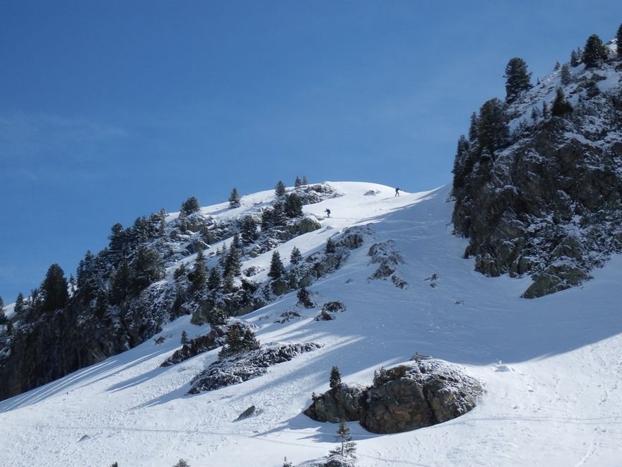 #12 Montée col de Petite Vaudaine : Nos deux traceurs du jour bien sympatiques (et, aussi, un peu bruyants sur cette pente... ) Montée col de Petite Vaudaine : Nos deux traceurs du jour bien sympatiques (et, aussi, un peu bruyants sur cette pente... )