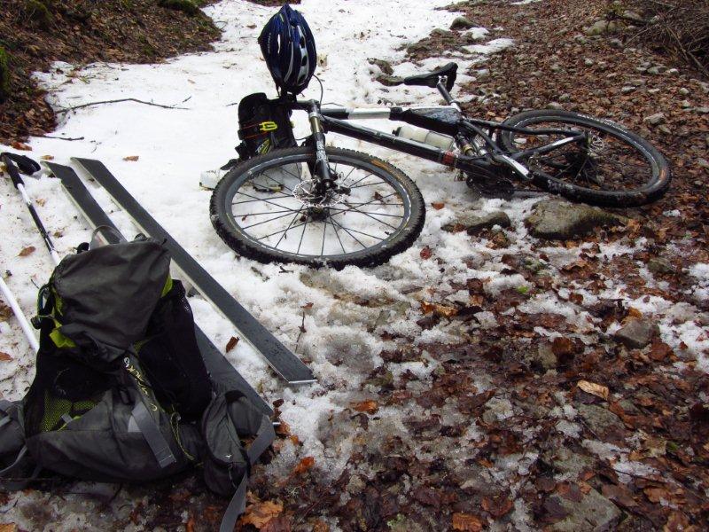 changement de matériel à 1150 : 20 kg pour se déplacer "vraiment" Tout Terrain en montagne ....